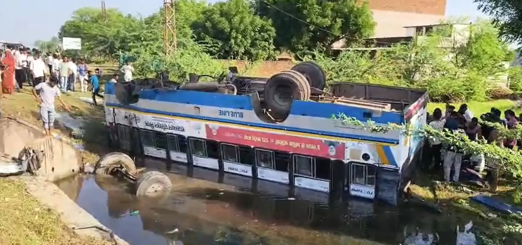 क्या राजस्थान के टोंक में बस दुर्घटना ने यात्रियों को संकट में डाल दिया?