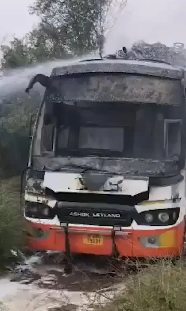 क्या राजस्थान में मजदूरों से भरी बस में करंट दौड़ने के बाद आग लग गई? दो की मौत, डिप्टी सीएम प्रेमचंद बैरवा ने दुख जताया