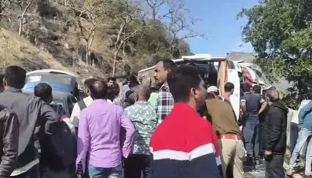 राजस्थान: माउंट आबू मार्ग पर अनियंत्रित होकर पलटी बस, 25 यात्री घायल