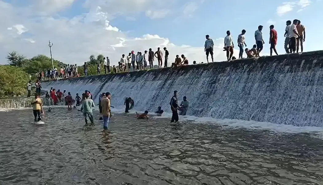 क्या रायपुर बांध एक पिकनिक स्पॉट बन गया है? ओवरफ्लो देखने उमड़ी भीड़, सुरक्षा इंतजाम नदारद