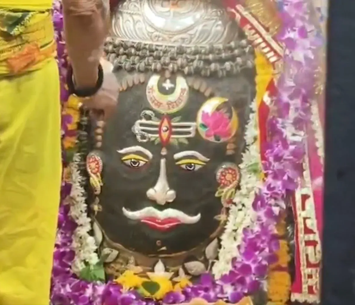 महाकाल का दिव्य राजा-स्वरूप शृंगार: रजत चंद्र, त्रिशूल और त्रिपुंड से सजे बाबा, पुरुषोत्तम मास नवमी पर उमड़े श्रद्धालु