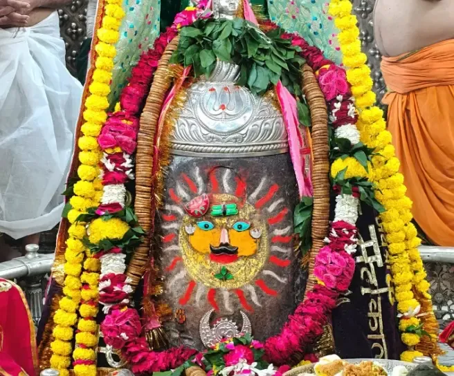 महाकालेश्वर मंदिर में भस्म आरती: रजत मुकुट और पुष्पों से सुसज्जित बाबा महाकाल, देशभर से उमड़े श्रद्धालु