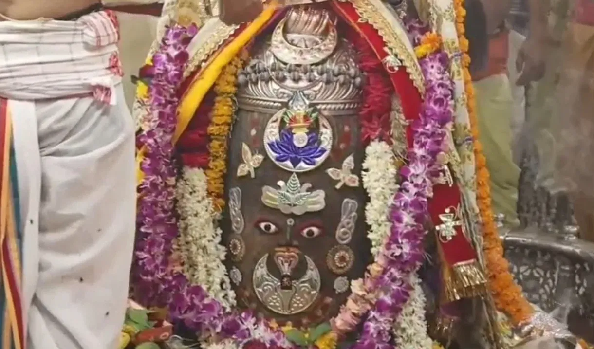 उज्जैन: ज्येष्ठ त्रयोदशी पर रजत मुकुट और रुद्राक्ष से सजे बाबा महाकाल, भस्म आरती में उमड़े हजारों श्रद्धालु
