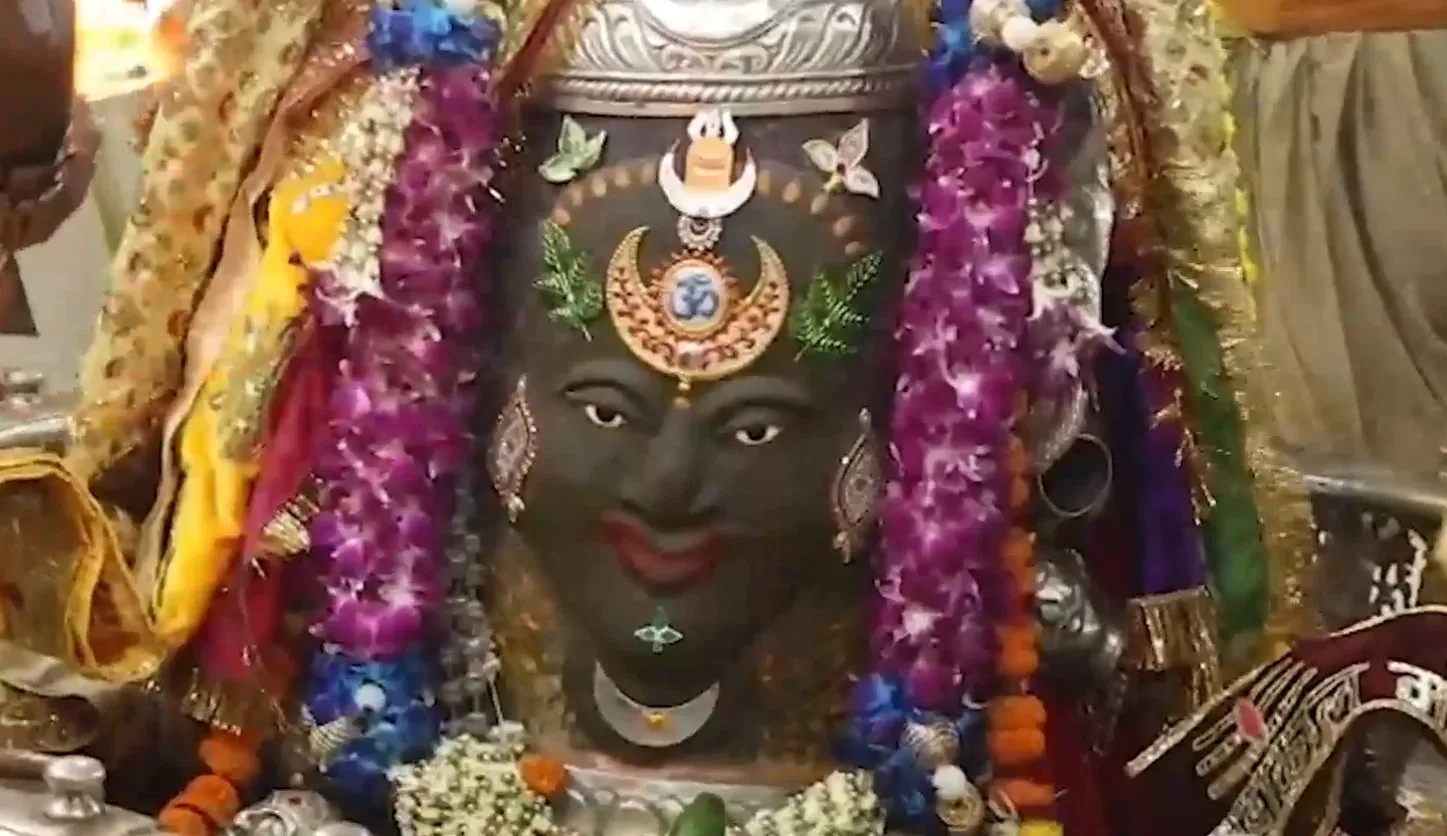 महाकाल का भव्य शृंगार: आषाढ़ द्वादशी पर रजत ओम, मुकुट और रुद्राक्ष माला से सजे बाबा