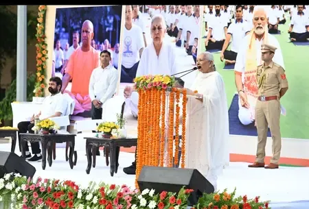 यूपी : राजभवन की धरती पर योग, गोरखपुर में भी सांसद से संत तक एकत्रित हुई ऊर्जा