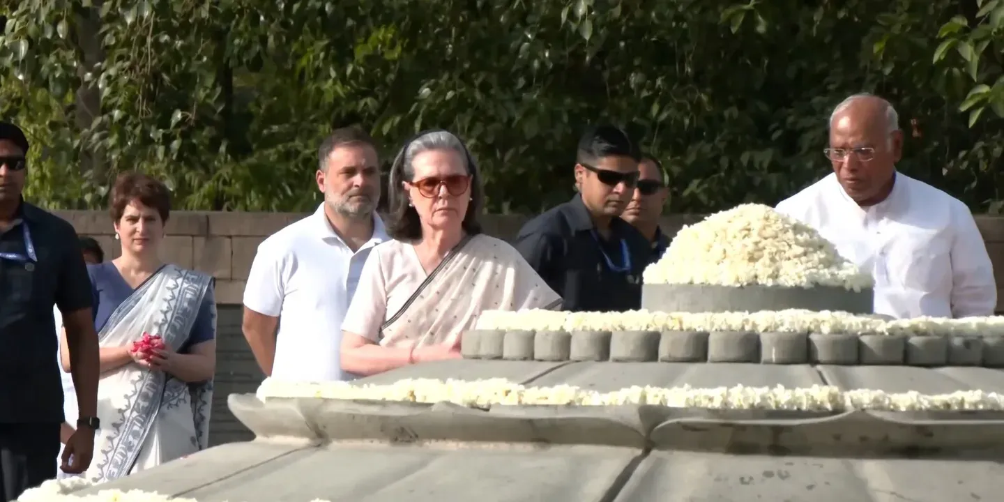राजीव गांधी पुण्यतिथि: वीर भूमि पर राहुल, सोनिया, प्रियंका और खड़गे ने अर्पित किए श्रद्धासुमन