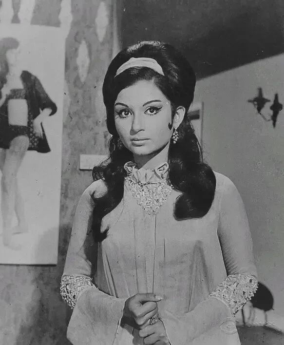 क्या शर्मिला टैगोर ने राजेश खन्ना से लेकर शशि कपूर तक सुपरस्टार्स के साथ अपनी अदाकारी से बॉलीवुड में विशेष पहचान बनाई?