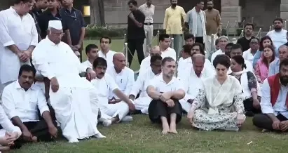 राजघाट पर इंडिया ब्लॉक का सत्याग्रह, राहुल-खड़गे-प्रियंका बोले — ज्ञानेश कुमार का इस्तीफा लेकर रहेंगे