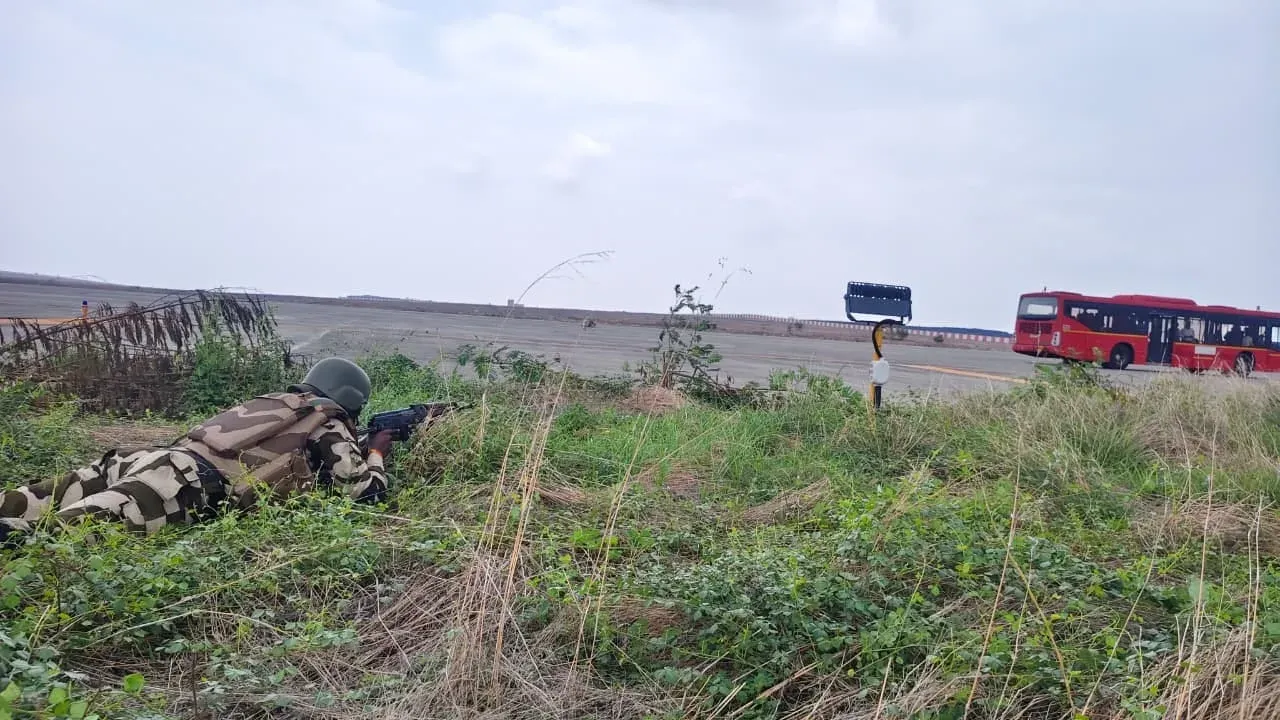 राजकोट एयरपोर्ट पर सीआईएसएफ की एंटी-हाईजैकिंग मॉक ड्रिल, विमान अपहरण से निपटने की तैयारी परखी