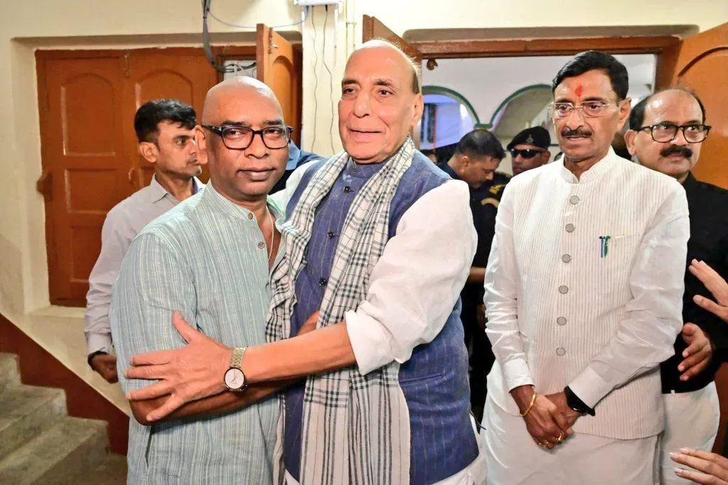 Who Were the Dignitaries Honoring Dishom Guru in Jharkhand?