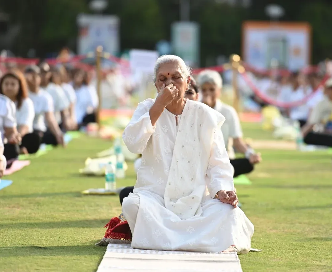 12वें योग दिवस पर राज्यपाल आनंदीबेन पटेल ने मातृशक्ति संग किया योगाभ्यास, आंगनबाड़ियों को 'गर्भ संस्कार केंद्र' बनाने के निर्देश