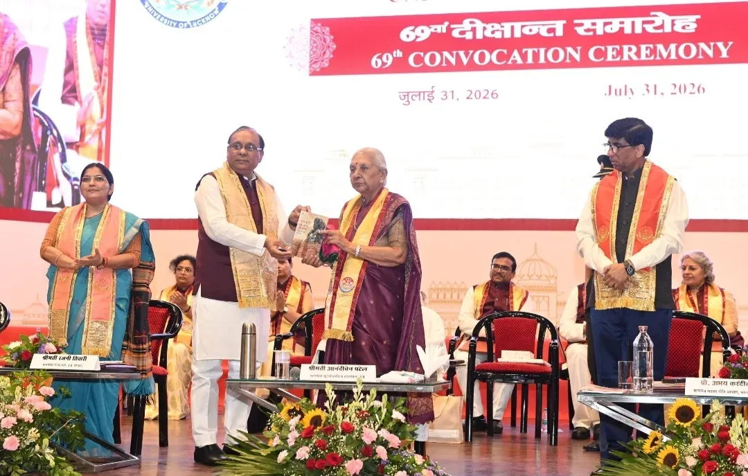 लखनऊ विश्वविद्यालय दीक्षोत्सव: राज्यपाल आनंदीबेन पटेल ने छात्रों के पिछड़ने पर माँगा शोध, समाज-सुधार की भी दी चुनौती