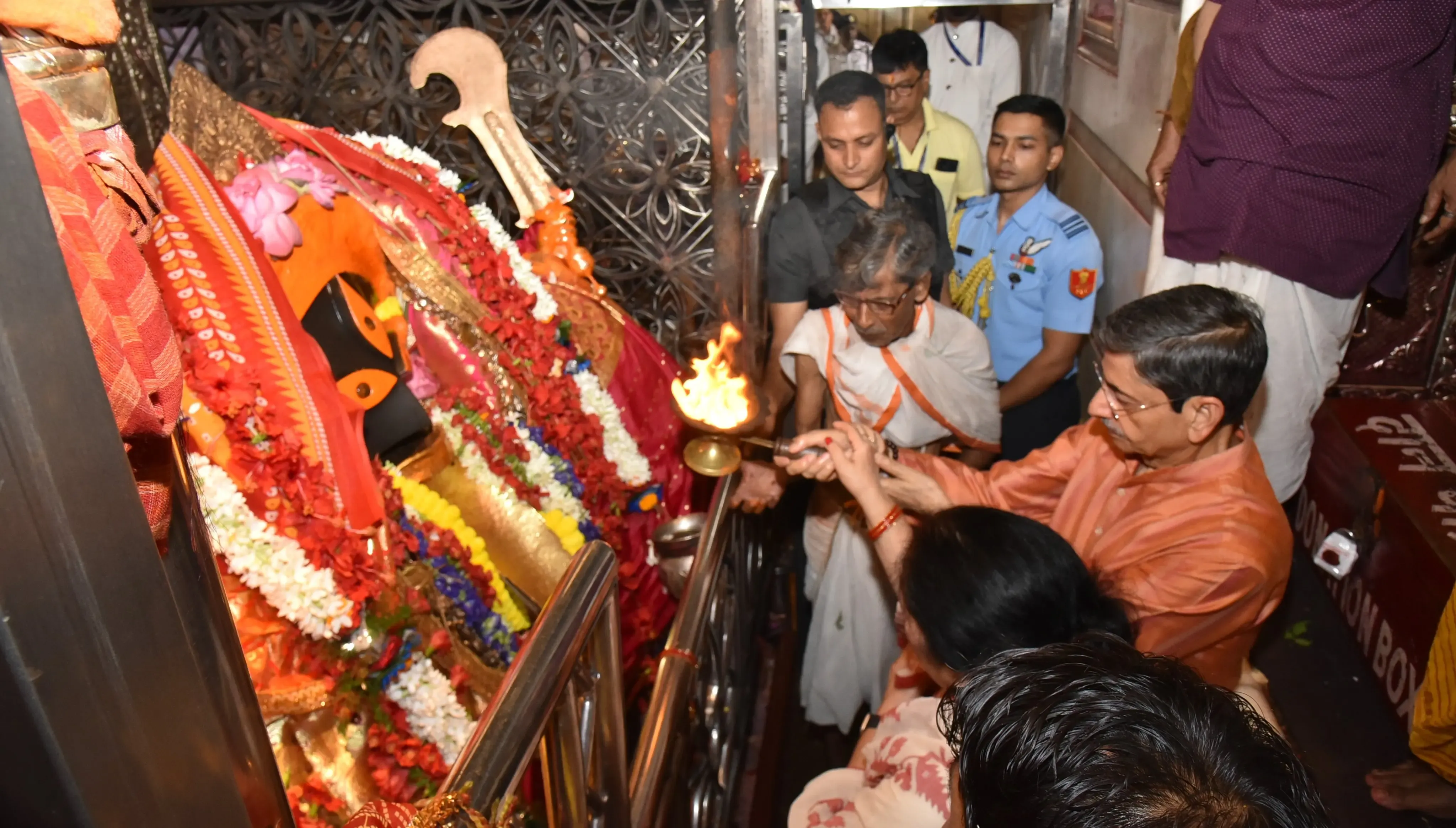 राज्यपाल रविंद्र नारायण रवि ने कालीघाट मंदिर में की पूजा-अर्चना, बंगाल की समृद्धि की कामना