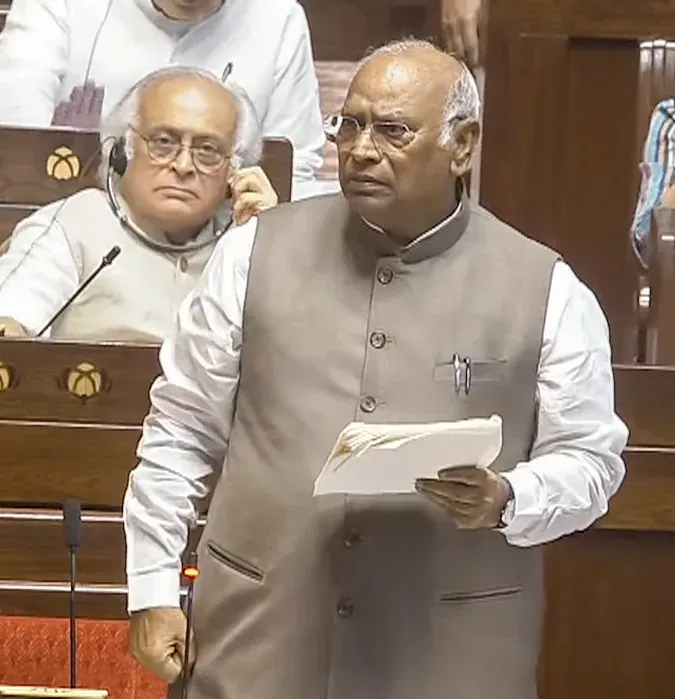 राज्यसभा में खड़गे का पलटवार: 'रिजिजू मुझे नियम न सिखाएं, गृह मंत्री सदन में आकर जवाब दें'