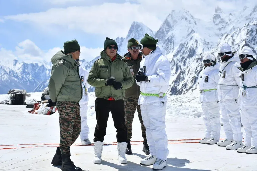 रक्षा सचिव राजेश कुमार सिंह का लद्दाख दौरा: पूर्वी सीमा पर सैन्य तैयारियों की समीक्षा, जवानों का बढ़ाया मनोबल