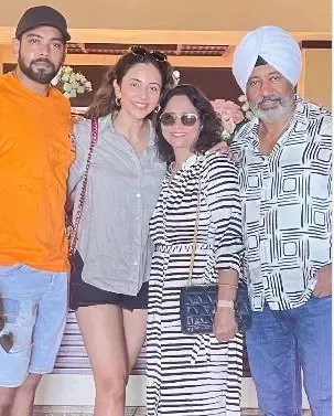 क्या रकुल प्रीत सिंह ने माता-पिता की सालगिरह पर भावनात्मक नोट लिखा?