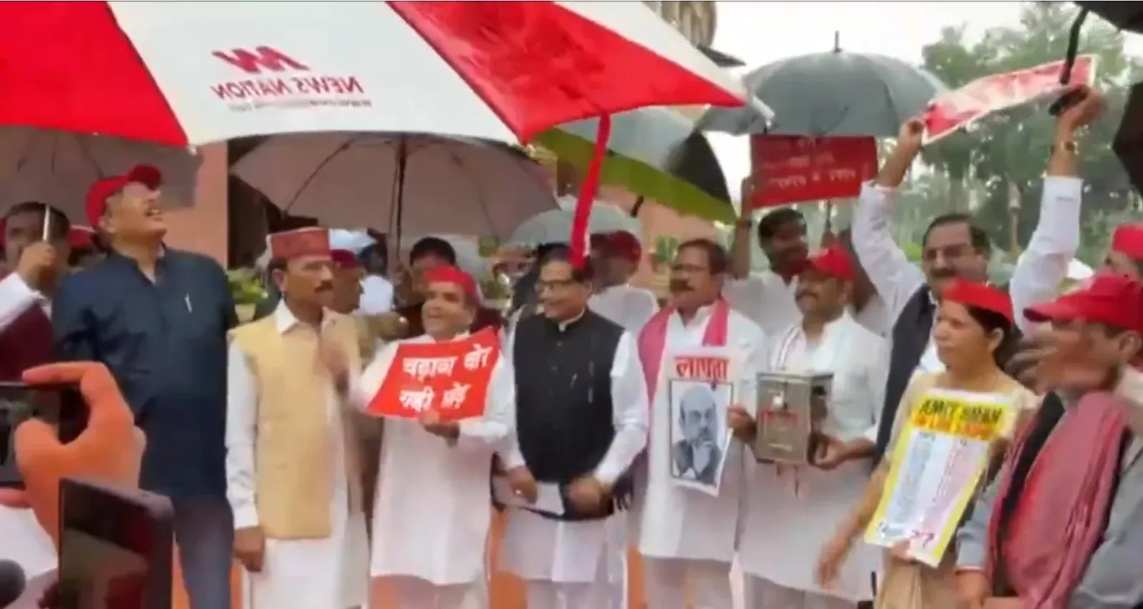 राम मंदिर चढ़ावा चोरी: सपा सांसदों का संसद परिसर में प्रदर्शन, निष्पक्ष SIT जांच की माँग