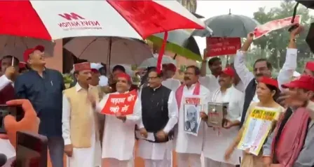 राम मंदिर चढ़ावा चोरी मामले पर सपा का संसद परिसर में प्रदर्शन, निष्पक्ष जांच की मांग