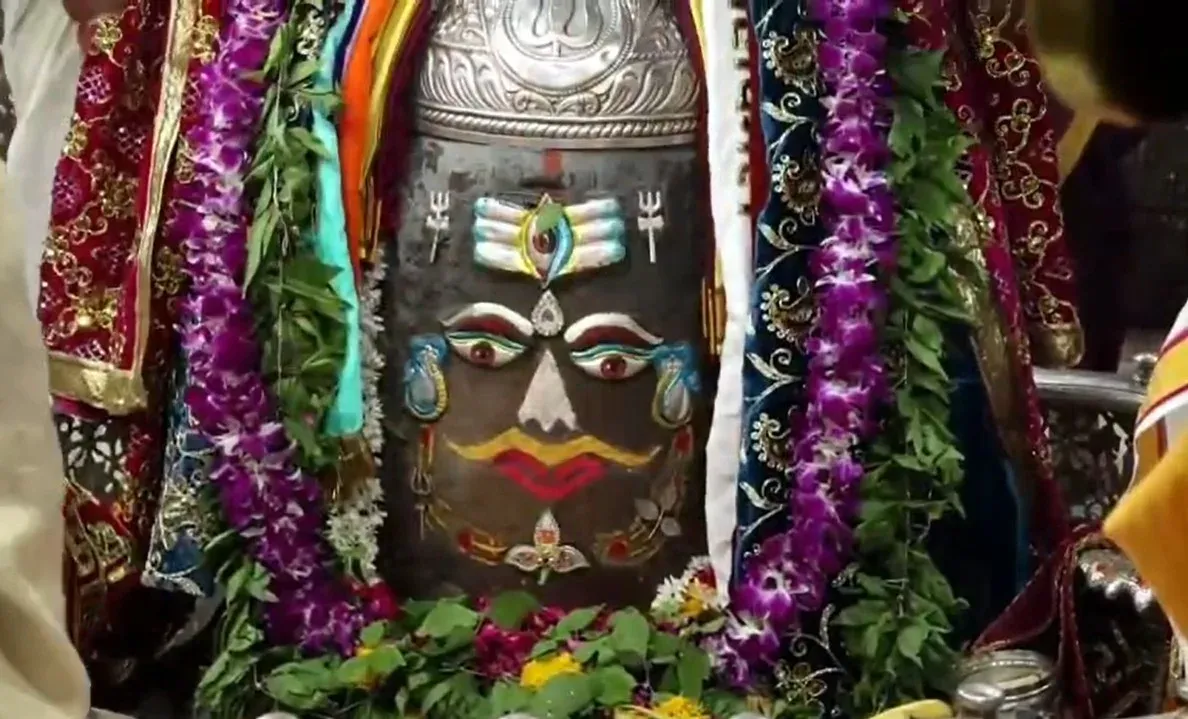 महाकालेश्वर मंदिर में राम नाम के बेल पत्र से बाबा महाकाल का दिव्य शृंगार, भस्म आरती में उमड़े श्रद्धालु