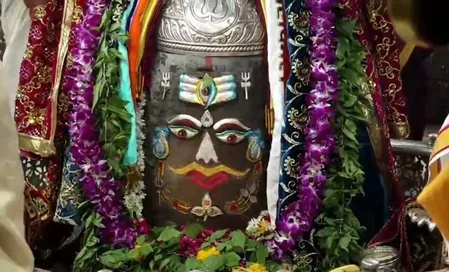राम नाम के बेल पत्र से बाबा महाकाल का भव्य शृंगार, श्रद्धालुओं का उमड़ा सैलाब 