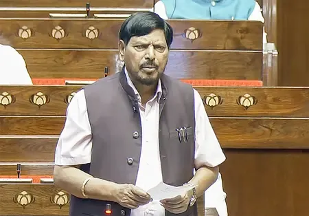 Athawale Backs Marathi Rule for Drivers, Opposes Licence Cancellation
