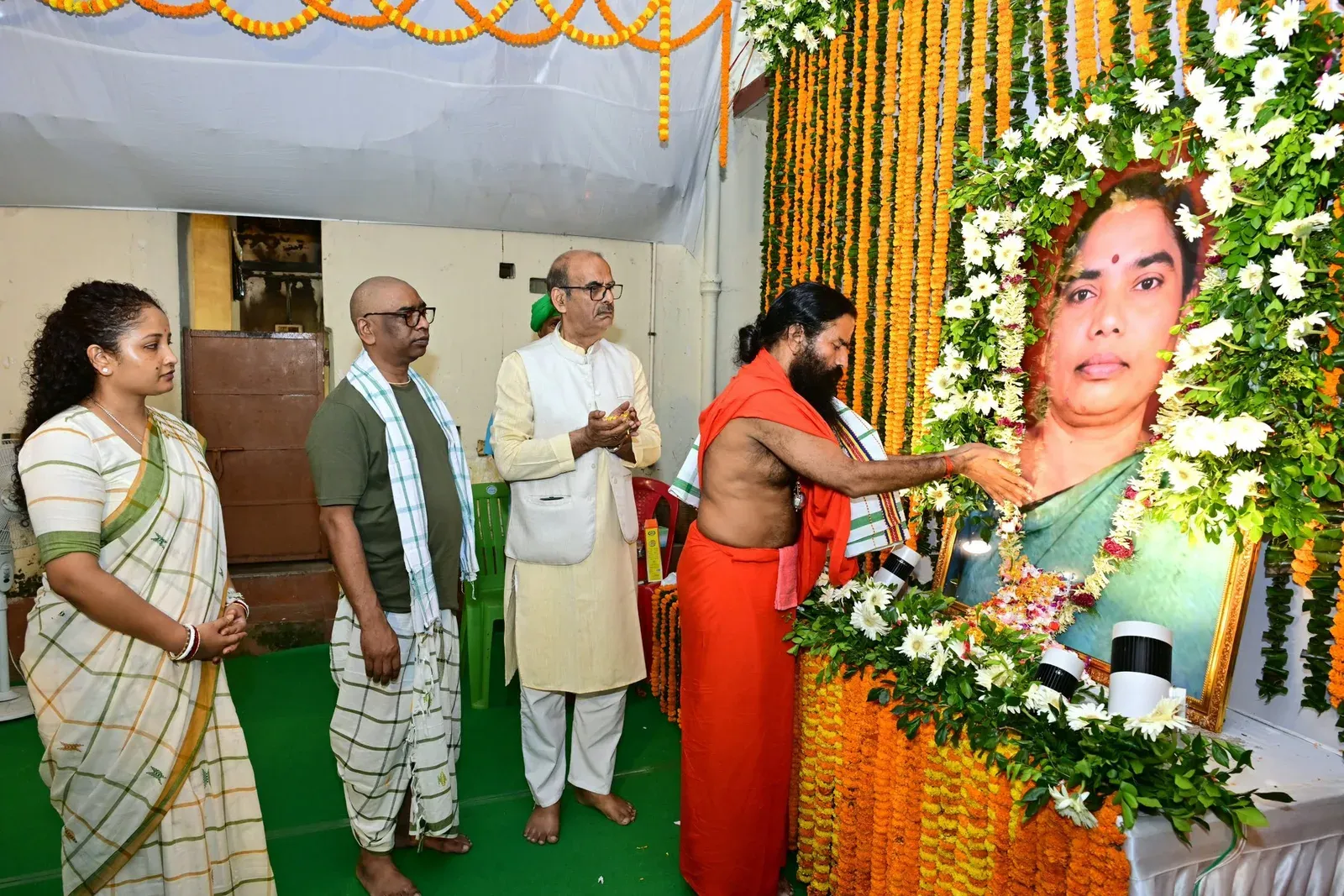 Ramdev visits Nemra, pays tribute to CM Hemant Soren's late mother