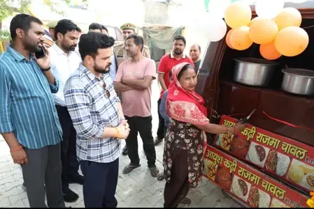 रामपुर में ‘कबाड़ से रोजगार’ मॉडल: बेकार एंबुलेंस बनीं मोबाइल दुकानें, रेहड़ी-पटरी संचालकों को मिला स्थायी ठिकाना