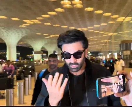 Ranbir Kapoor requests paps to stop flashing lights amid conjunctivitis scare