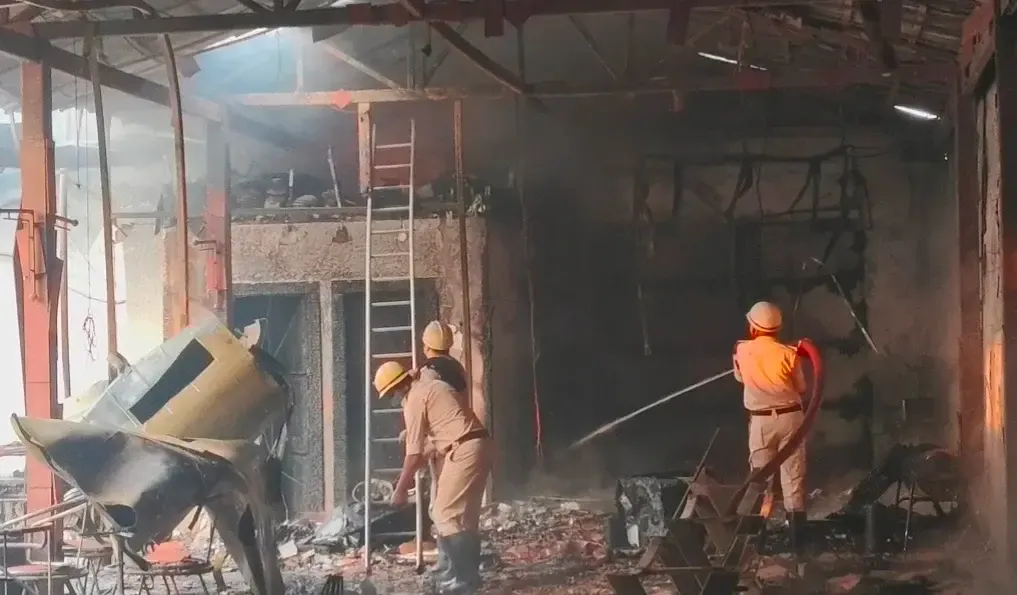 रांची के करमटोली चौक पर 'लेवी बार एंड रेस्टोरेंट' में भीषण आग, इंटीरियर व उपकरण जलकर खाक