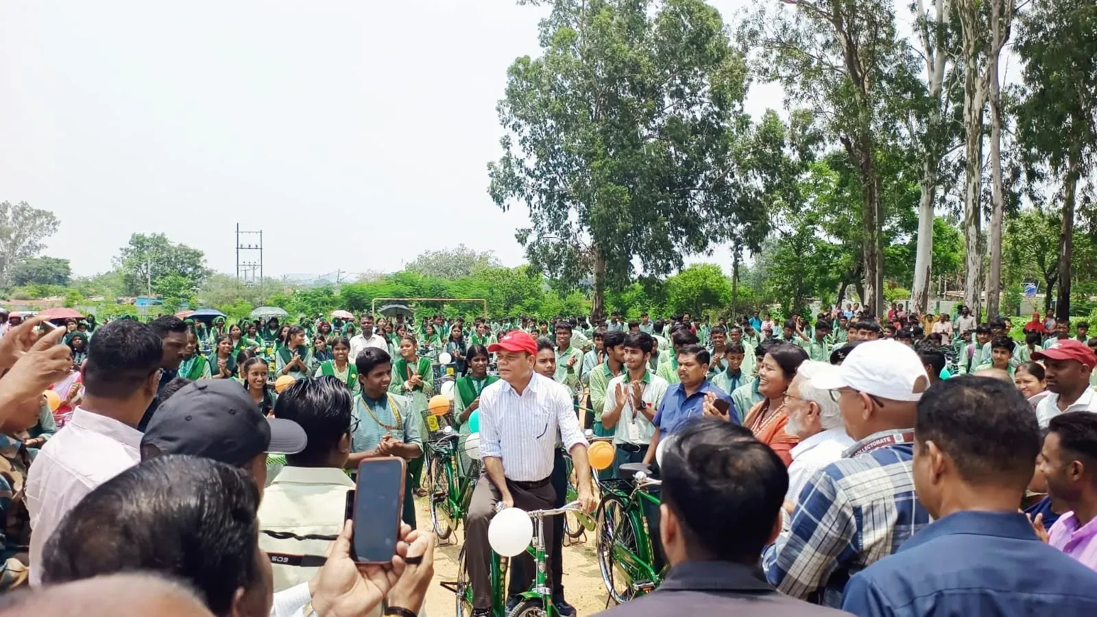 रांची में 693 छात्र-छात्राओं को निःशुल्क साइकिल, कल्याण मंत्री चमरा लिंडा बोले — ड्रॉपआउट रोकना प्राथमिकता