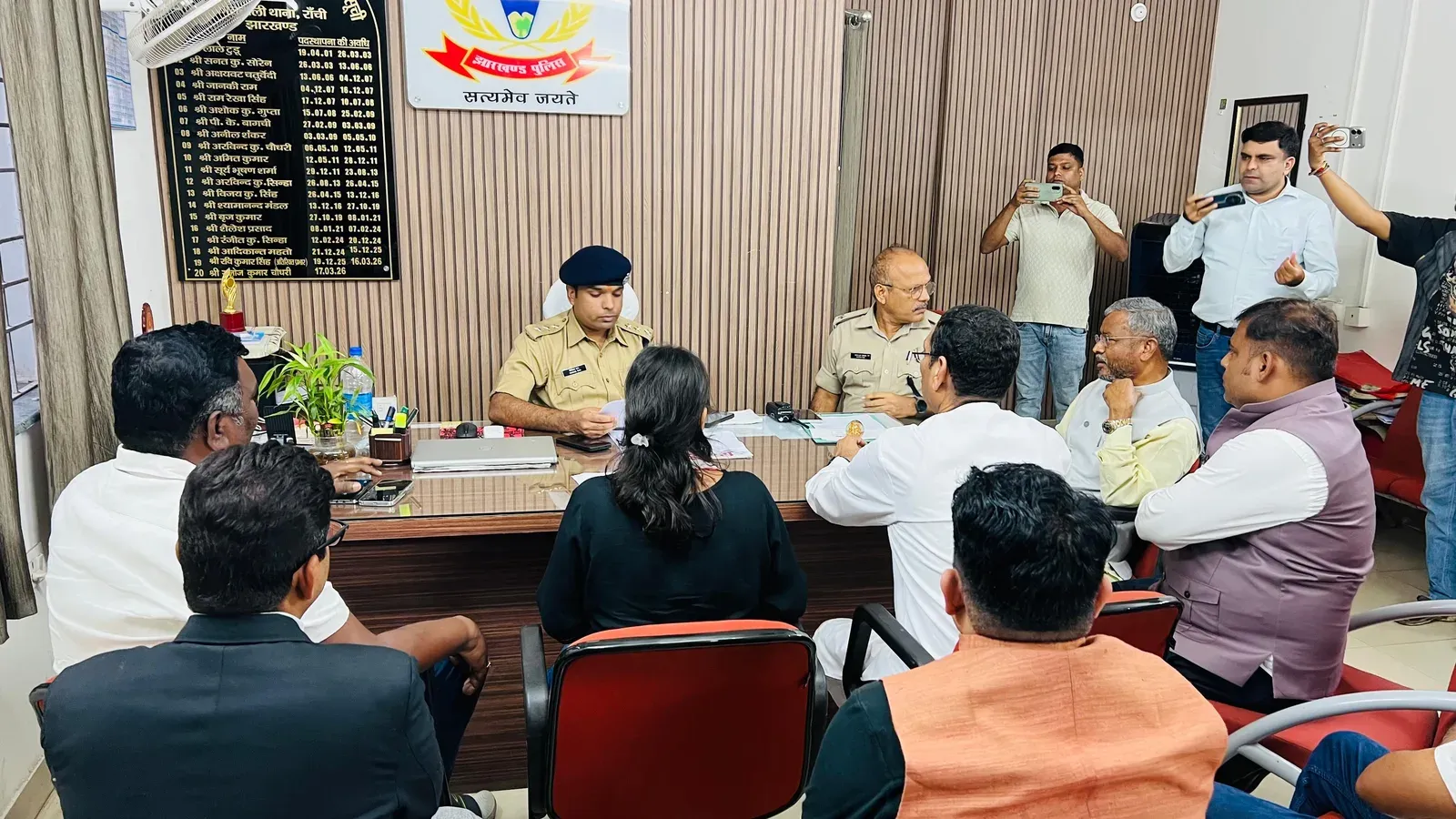 रांची में छात्रा का झामुमो कार्यकर्ताओं पर छेड़छाड़-मारपीट का आरोप, बाबूलाल मरांडी के साथ कोतवाली थाने पहुंची