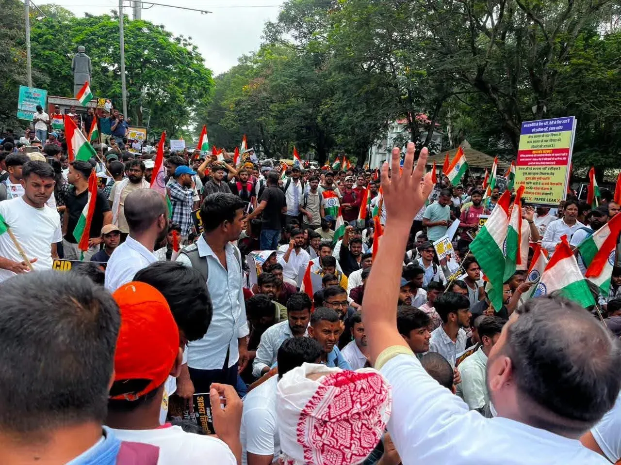 रांची में जेपीएससी-जेएसएससी छात्र आंदोलन: 10 बैरिकेड तोड़े, वाटर कैनन-लाठीचार्ज के बावजूद विधानसभा मार्च