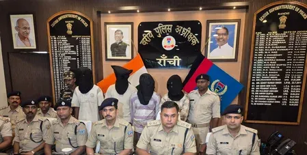 रांची में साइबर ठगी गिरोह का भंडाफोड़: रॉक व्यू अपार्टमेंट से 5 गिरफ्तार, 50 फर्जी पासबुक बरामद