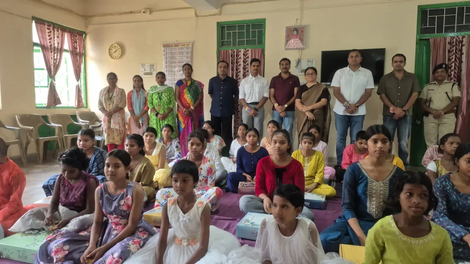 रांची: रक्षाबंधन पर पुलिस अधिकारियों ने बालाश्रय के अनाथ बच्चों संग मनाया पर्व, बच्चों ने बांधी राखी