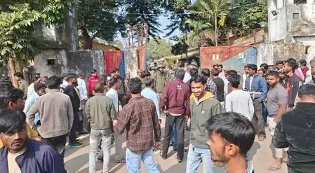 रांची में युवक की हत्या के विरोध में लोगों का फूटा गुस्सा, थाने के सामने किया प्रदर्शन 