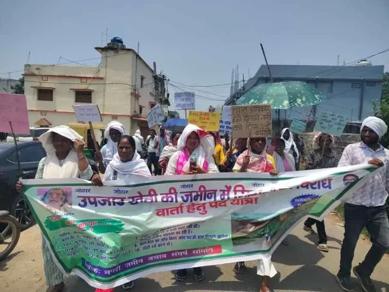 रिम्स-2 निर्माण विरोध: नगड़ी के आदिवासी-किसानों का रांची मार्च, मुख्यमंत्री आवास से पहले पुलिस ने रोका
