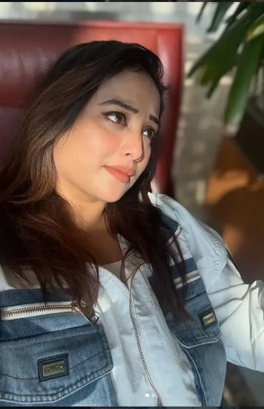 क्या भोजपुरी अभिनेत्री रानी चटर्जी ने सोशल मीडिया पर सस्पेंस भरा पोस्ट किया?