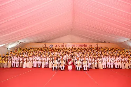 रानी दुर्गावती विश्वविद्यालय के दीक्षांत समारोह में गोल्ड मेडल मिलने पर छात्रों ने जताई खुशी