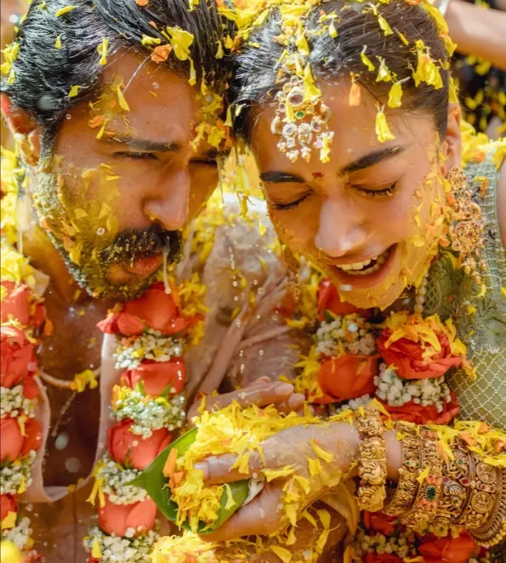 रश्मिका मंदाना की हल्दी रस्म में होली जैसा जश्न, बालों में रंग की छाप