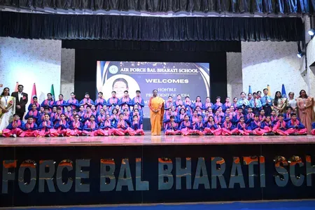 राष्ट्रपति द्रौपदी मुर्मु ने एयरफोर्स बाल भारती स्कूल का किया दौरा, छात्रों से संवाद कर बढ़ाया उत्साह 