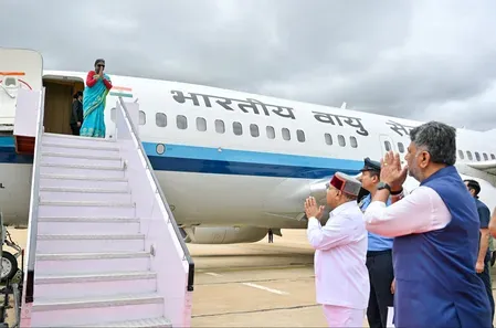 राष्ट्रपति द्रौपदी मुर्मू बेंगलुरु से नई दिल्ली रवाना, राज्यपाल गहलोत और सीएम शिवकुमार ने HAL एयरपोर्ट पर दी विदाई
