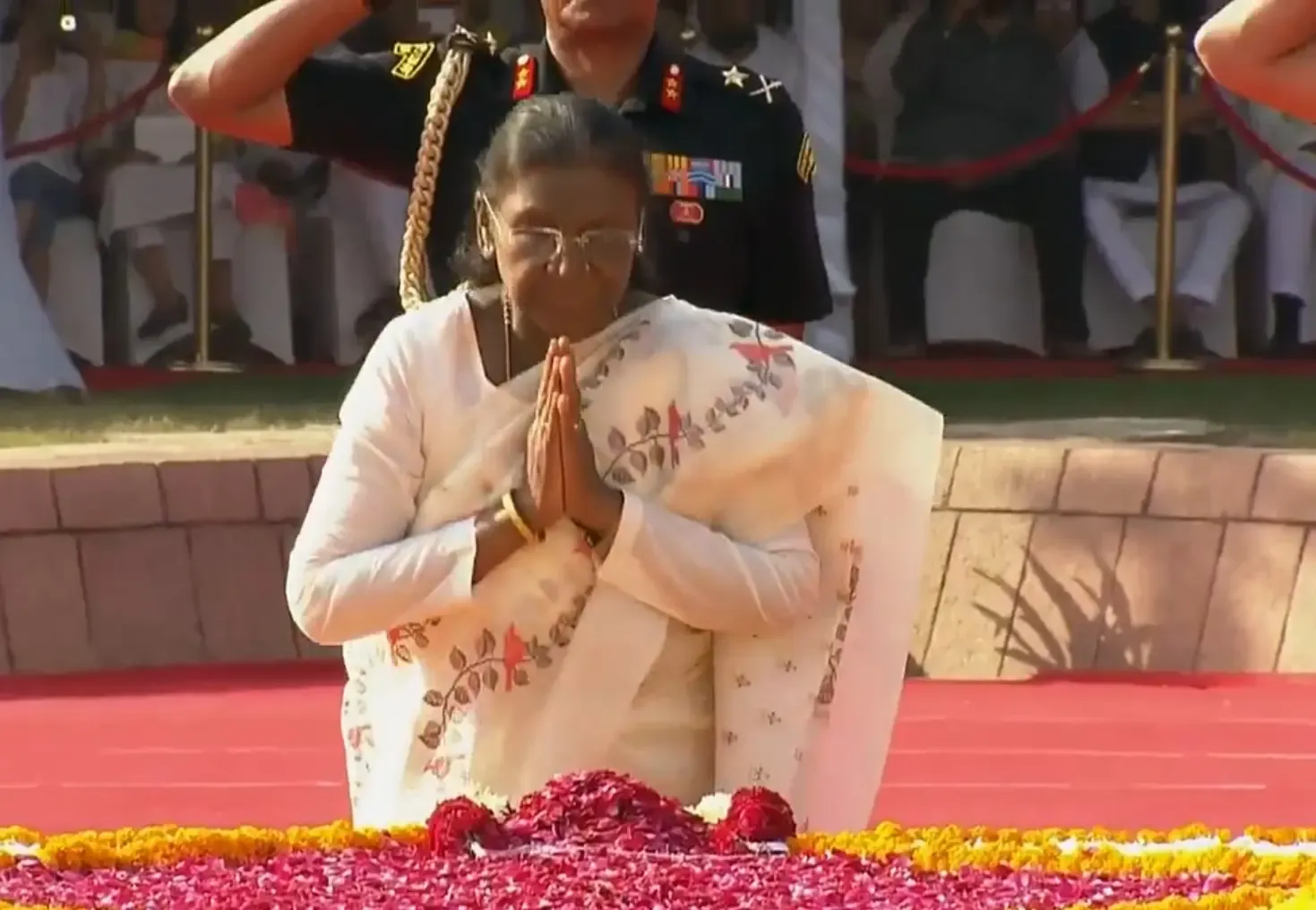 गांधी जयंती 2026: राष्ट्रपति मुर्मू और उपराष्ट्रपति राधाकृष्णन ने राजघाट पर अर्पित की श्रद्धांजलि