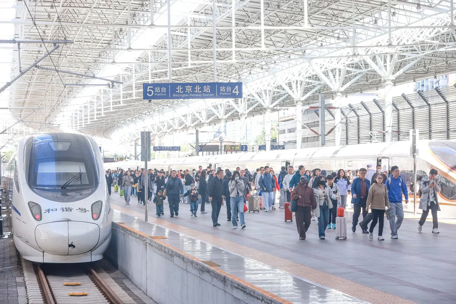 चीन राष्ट्रीय दिवस 2026: पहले दिन रेलवे में 2 करोड़ 48 लाख यात्री, 2,324 अतिरिक्त ट्रेनें