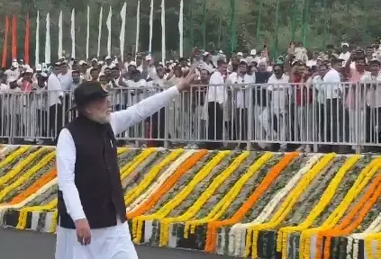 क्या राष्ट्रीय एकता दिवस पर पीएम मोदी ने परेड मार्ग पर किया पैदल सफर?