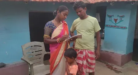 राष्ट्रीय ग्रामीण आजीविका मिशन ने बदली रेखा बेसरा की जिंदगी, मजदूरी छोड़ शुरू किया मुर्गी पालन का व्यवसाय