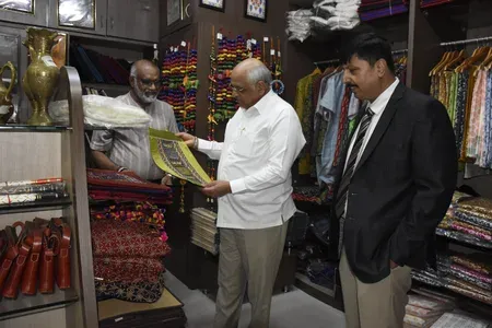 राष्ट्रीय हथकरघा दिवस : सीएम भूपेंद्र पटेल ने गांधीनगर में हैंडलूम उत्पादों की खरीदारी की 