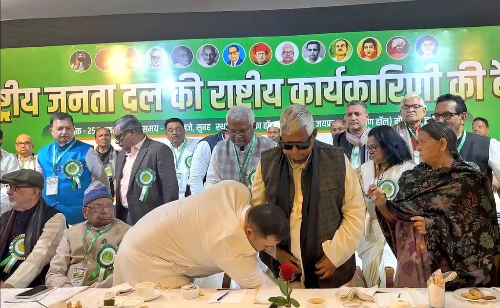 क्या तेजस्वी यादव बने राष्ट्रीय जनता दल के कार्यकारी अध्यक्ष? बहन रोहिणी का तंज