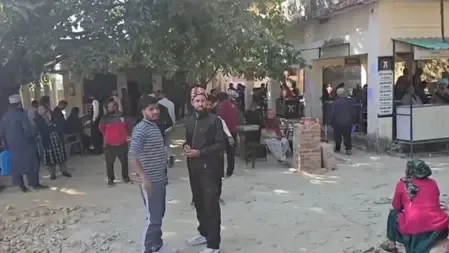 राष्ट्रीय लोक अदालत को लेकर फैली गलत अफवाह, रामनगर कोर्ट में बिजली-पानी बिल माफ कराने के लिए उमड़ी भीड़