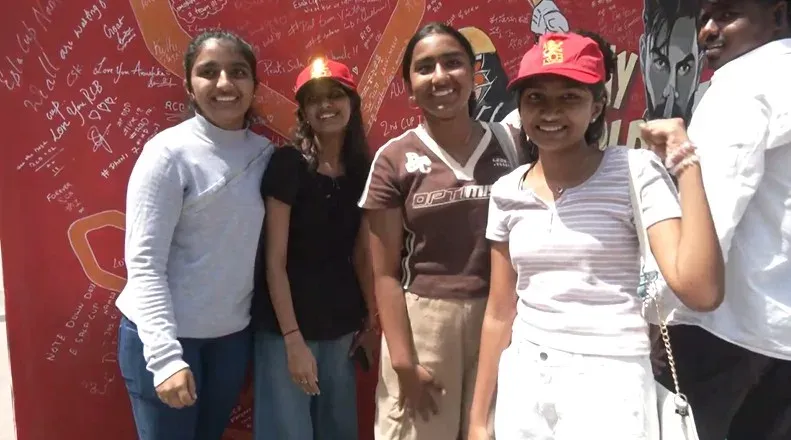 आरसीबी के '11 हार्ट्स' म्यूरल ने जोड़ी भगदड़ पीड़ितों की याद और IPL फाइनल 2026 का जज़्बा