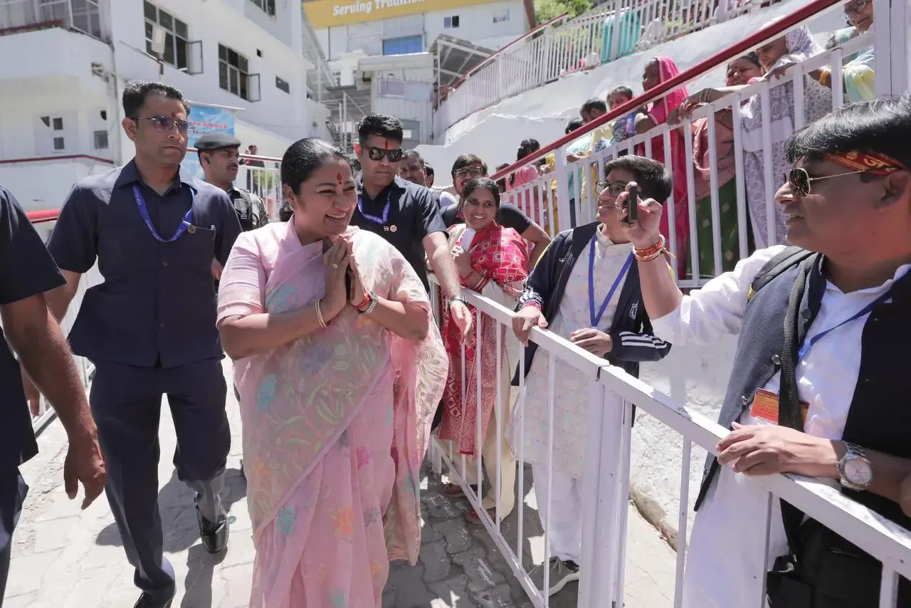 मां वैष्णो देवी दर्शन के बाद बोलीं CM रेखा गुप्ता — मोदी नेतृत्व में देश की खुशहाली की मांगी दुआ